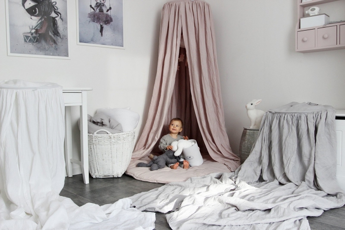 quelle couleur associer au gris, déco de chambre enfant unisexe aux murs blancs avec tipi rose et linge de lit gris clair