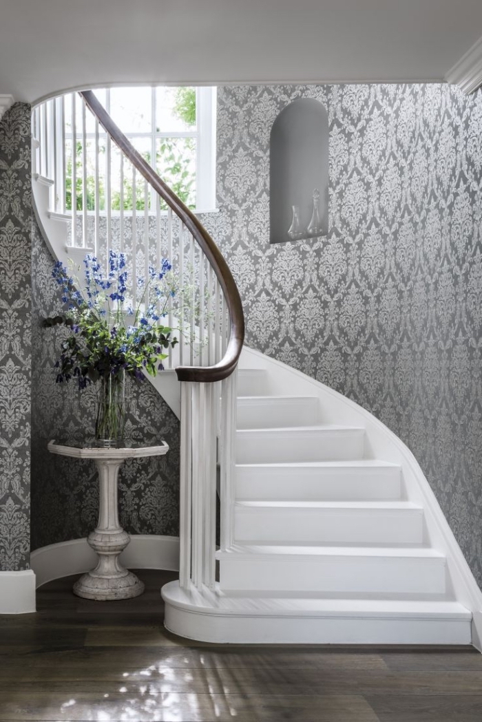 idée aménagement escalier moderne avec papier peint gris et blanc, design intérieur stylé en gris et blanc