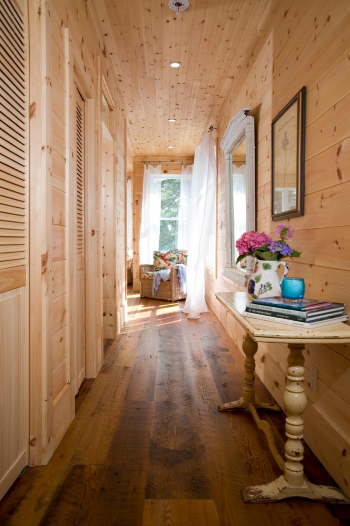 revêtement mur et plafond de bois clair avec plancher de bois foncé pour une déco couloir de style rustique