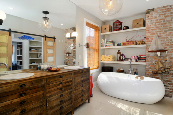 une salle de bain industrielle d'esprit loft aménagée d'une manière authentique et orginale avec un meuble-vasque récup en bois massif