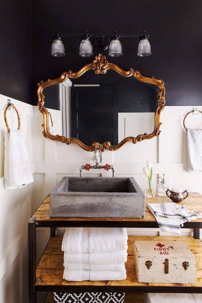 l'aménagement d'une salle de bain industrielle en noir, blanc et bois avec une table atelier transformée en meuble-vasque originale