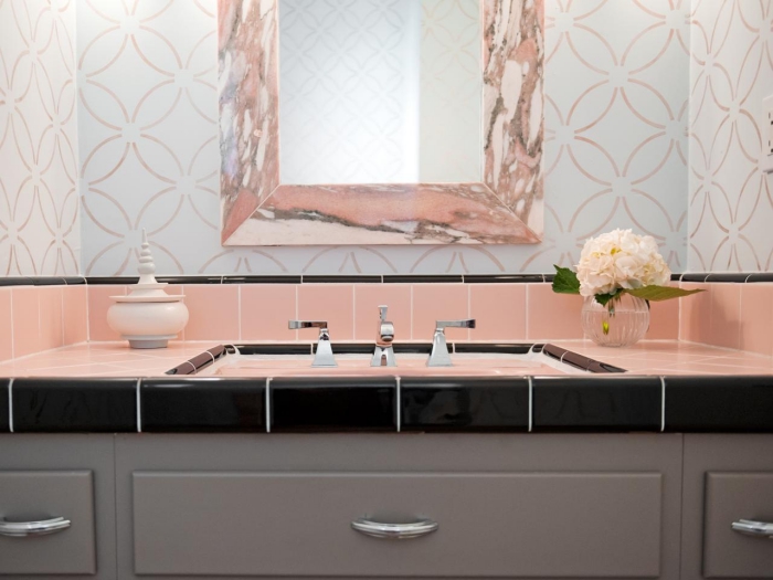 intérieur moderne avec une salle de bain au carrelage corail et rose poudré, modèle de miroir luxe à design marbre rose