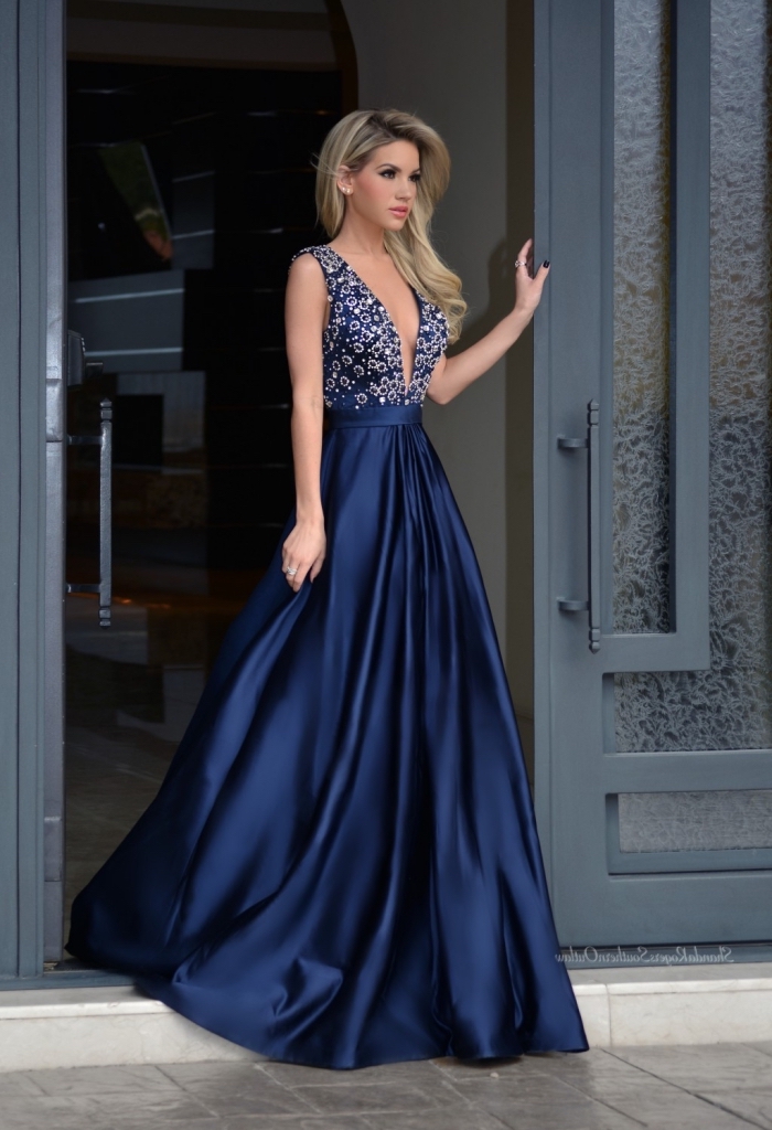 look de princesse en robe officielle de couleur bleu foncé avec haut en argent et ceinture, exemple de balayage blond sur cheveux foncés