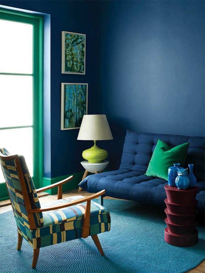 intérieur salon bleu pétrole avec tapis bleu paon turquoise, associer bleu marine et vert pour décoration