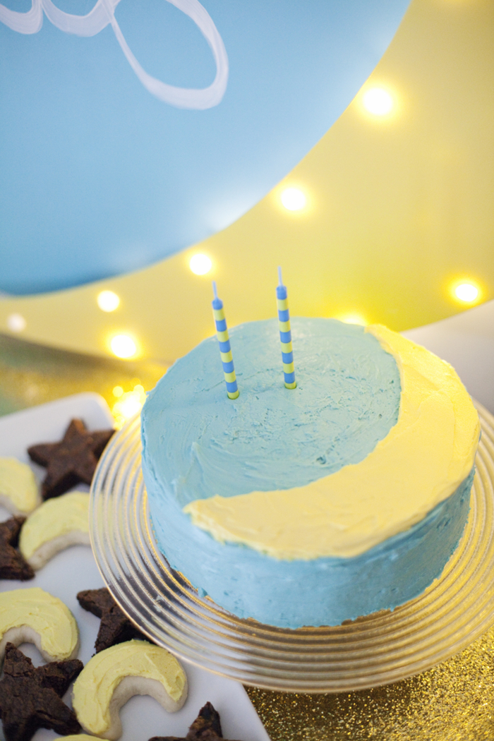idée pour un joli gateau anniversaire 2 an sur thème lune au glaçage bleu et jaune
