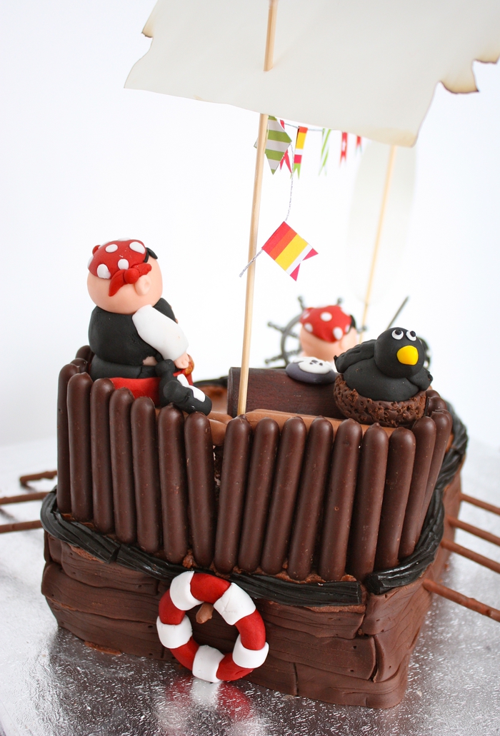 gâteau d'anniversaire garçon bateau de pirates original décoré avec de la pâte à sucre et des fingers