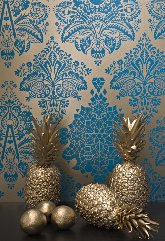 design intérieur luxueux avec figurines décoratives à effet métallique et décoration murale à design bleu et or