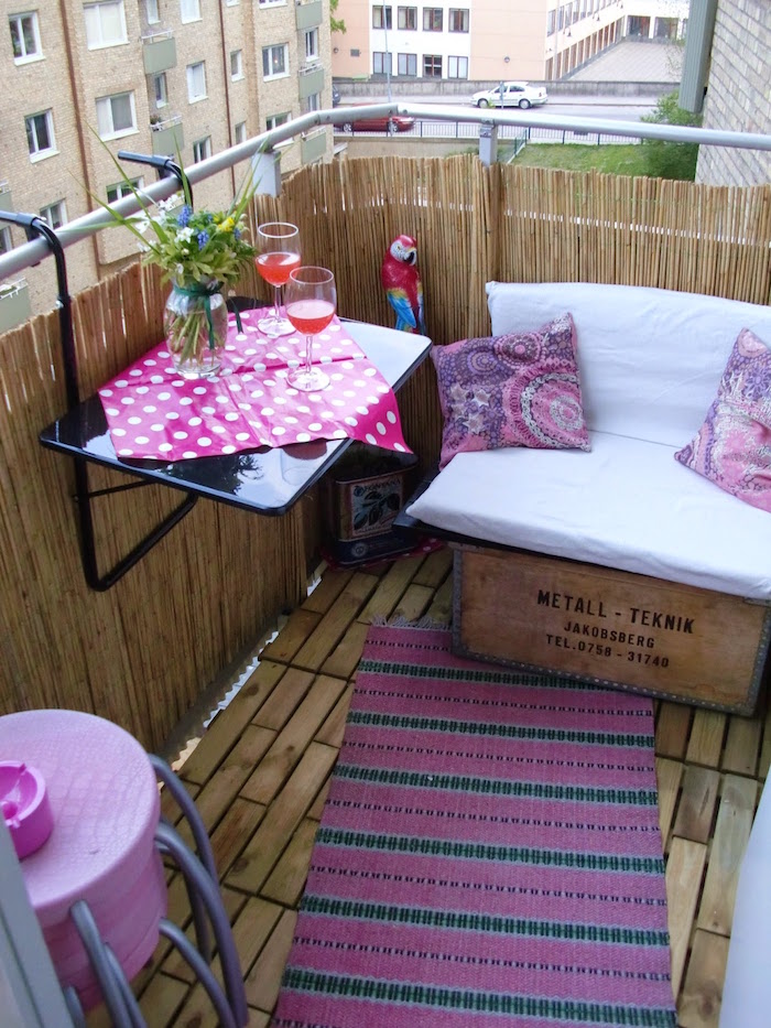 comment optimiser l'espace d'un balcon d'appatement, petit fauteuil avac caisse en bois whisky, table pour rambarde de balcon