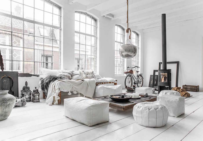 décoration loft à la scandinave, grand salon blanc style viking, meubles blancs ethniques design