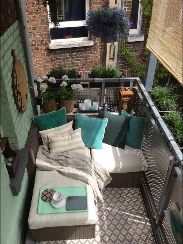 Comment agencer un petit balcon, canapé pour terrasse avec coussins turquoise bleu et gris