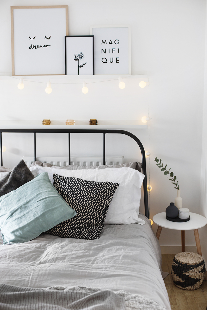 astuces pour décorer sa chambre à coucher avec un petit budget, déco tendance avec une guirlande lumineuse et une étagère au-dessus de lit 