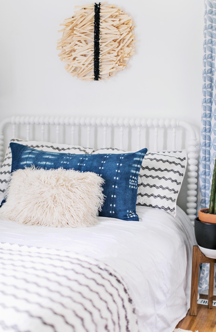 renouveler son linge de lit grâce à un projet diy amusant, décorer sa chambre avec des coussins teintés à l'indigo à l'aide de la technique japonaise shibori