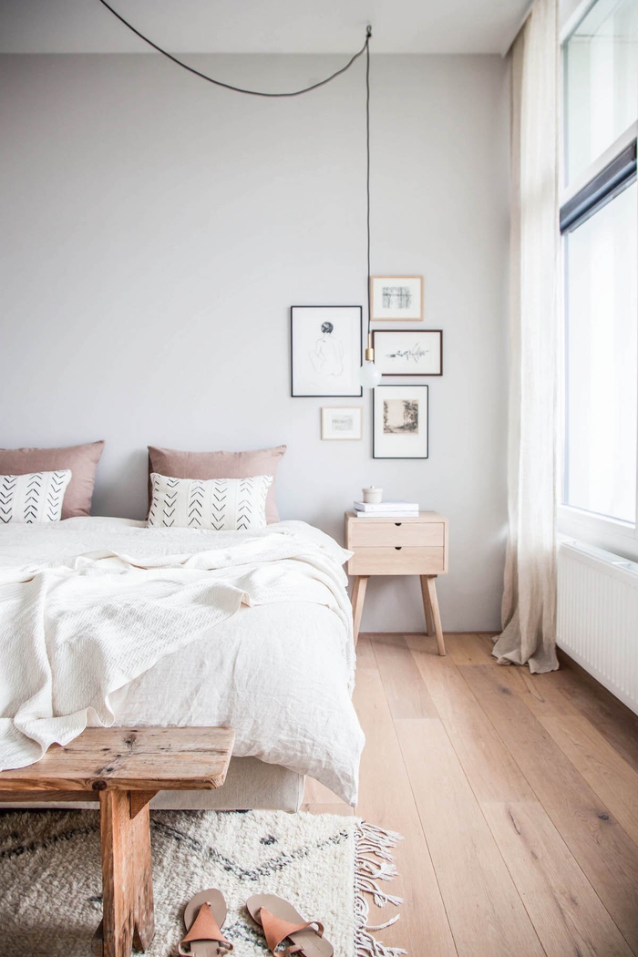 idée deco pour chambre adulte, un bout de lit en bois rustique qui s'inscrit parfaitement dans l'ambiance scandinave épurée 