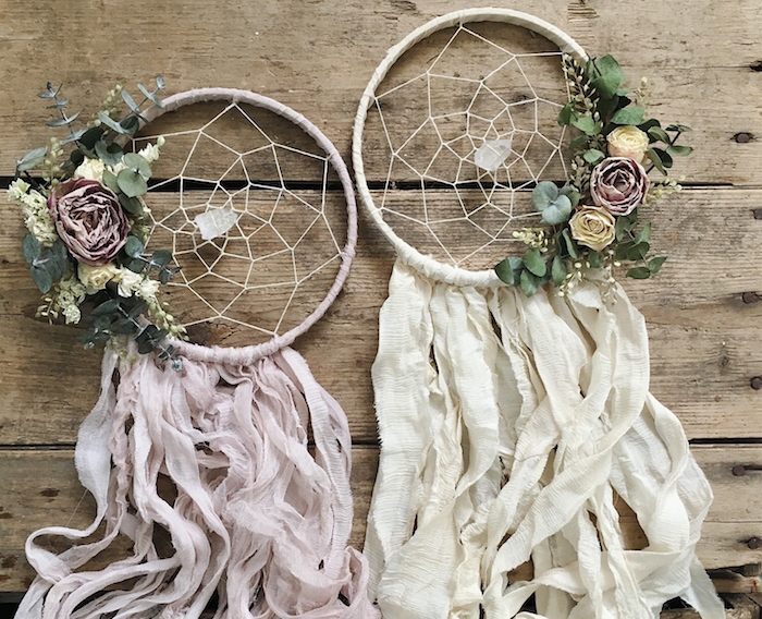 deco mariage originale en cerceau enveloppé de bandes de tissu rose et blanc, filet blanc et décoration de fleurs