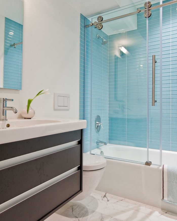 douche italienne avec carrelage mural en bleu piscine, decoupe verre, verre sur mesure, meuble suspendu en marron et blanc, miroir lavabo rectangulaire , meuble WC suspendu