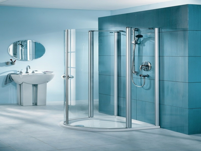 salle de bains en bleu et blanc, decoupe verre, cabine en forme de demi-cercle avec douche italienne, métal gris, lavabo blanc au design extravagant, carrelage mural en bleu turquoise 