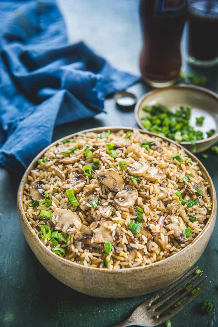 champignons au riz façon asiatique, bol de bois, persil et basilic, légumes avec une recette legere, repas minceur, dîner succulent