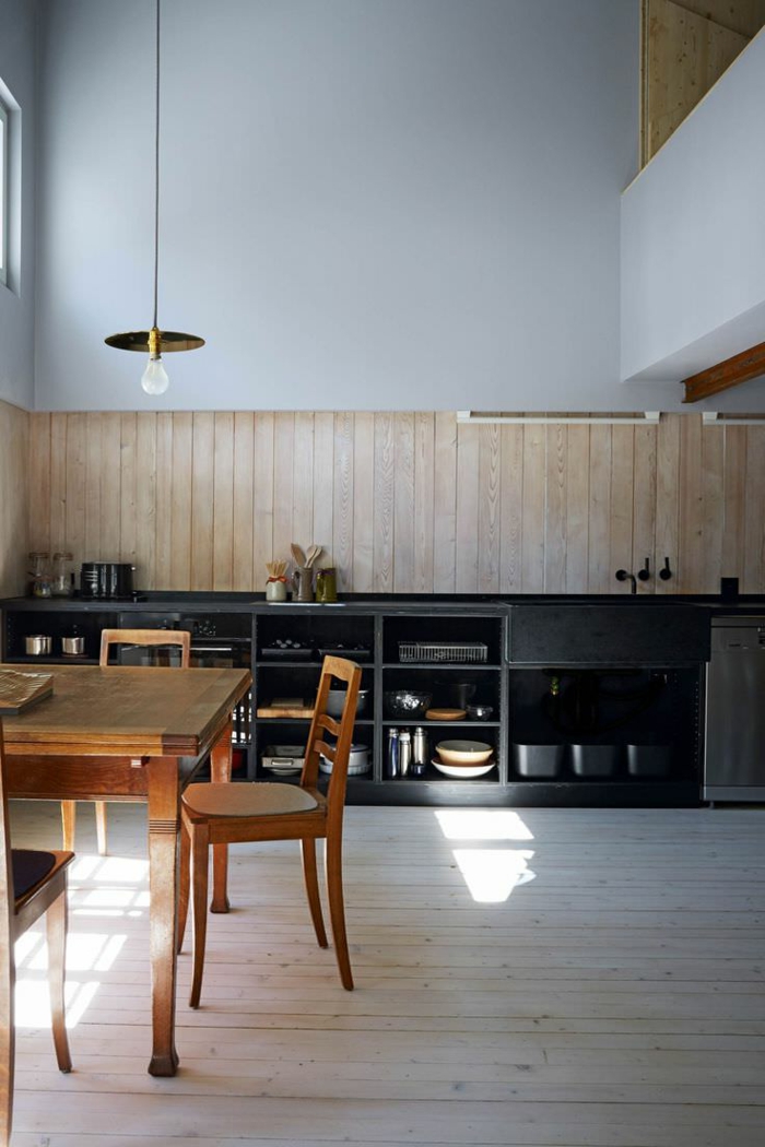 aménagement de la cuisine contemporaine, table et chaises en bois et meuble de rangement noir 