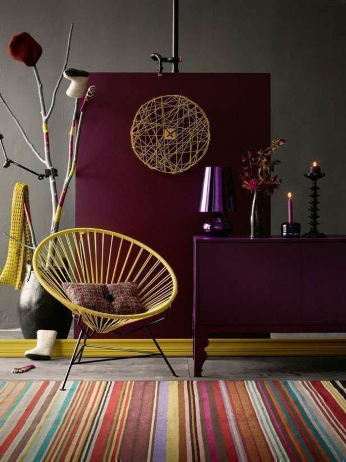 quelle couleur de peinture tendance utiliser pour son séjour, chaise originale, carpette à rayures, commode lilas, grand vase noir