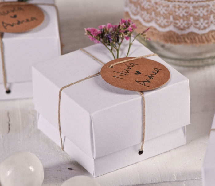 remerciement mariage, idée emballage de cadeau pour les invités au mariage, petite boîte de carton blanche