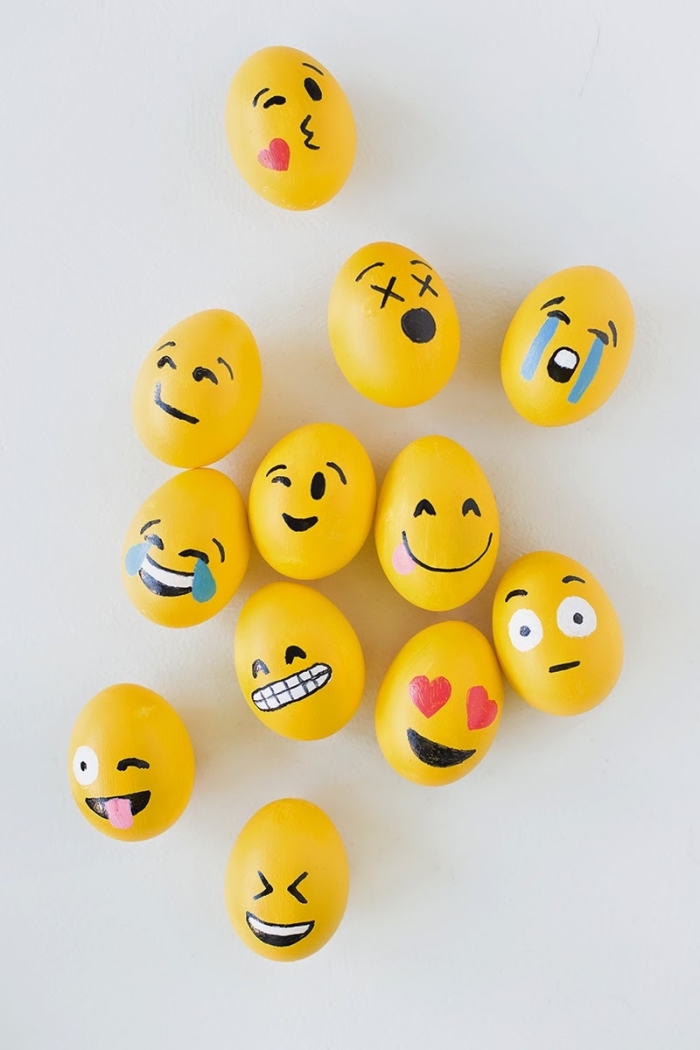 faux oeufs en plastiques peints en jaune et avec dessins en marqueurs non-toxiques à design emoji