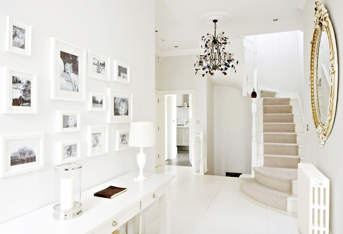 quelle couleur pour agrandir un couloir, entrée aux murs blancs décorés avec photos de famille en blanc et noir