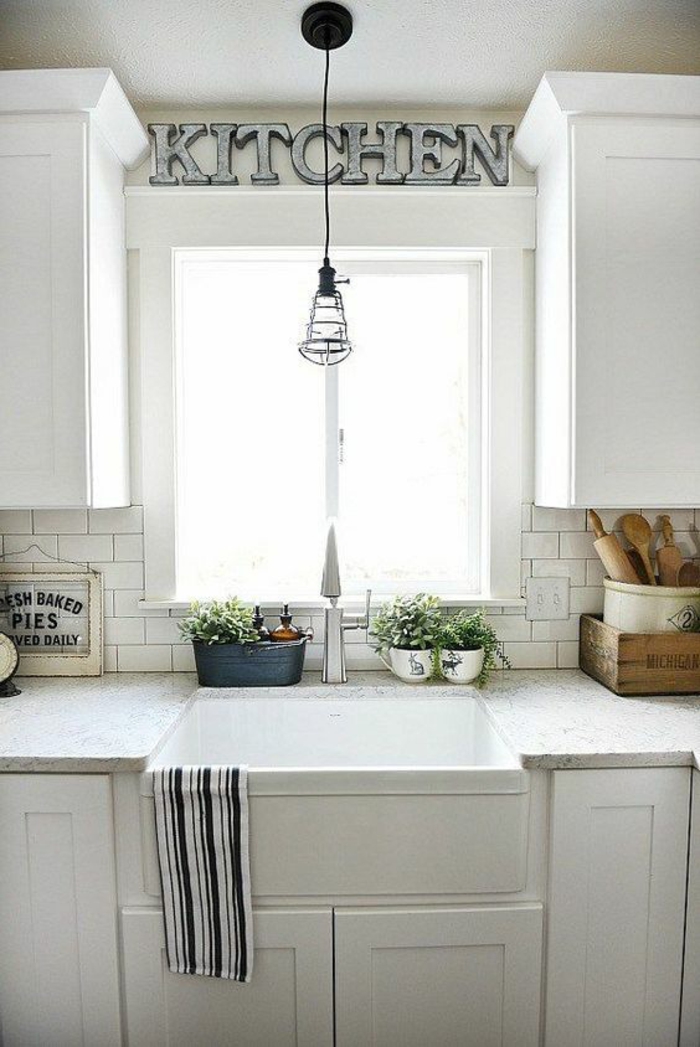 cuisine blanc laqué, avec plan de travail sous la fenêtre imitation marbre blanc avec des nervures noires, luminaire en métal noir, cuisine ilot, modele cuisine ikea 