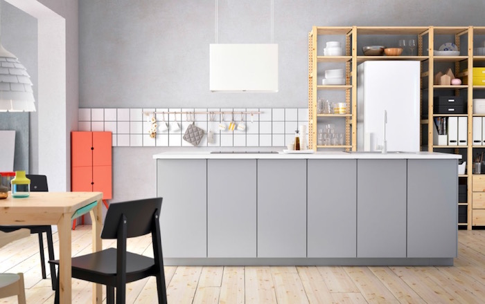 modele cuisine ikea minimaliste avec ilot central gris clair et rangement et table en bois