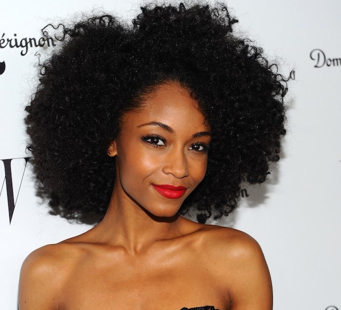 exemple de coiffure afro femme, idée de coupe de cheveux avec volume, look femme tapis rouge