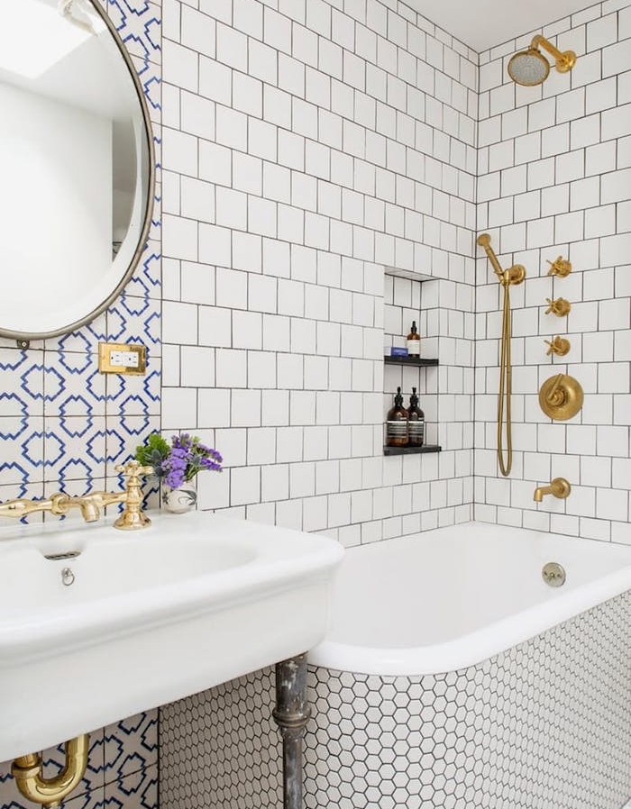 aménager une petite salle de bain avec mur carrelage blanc, robinetterie dorée, miroir rond, lavabo blanc