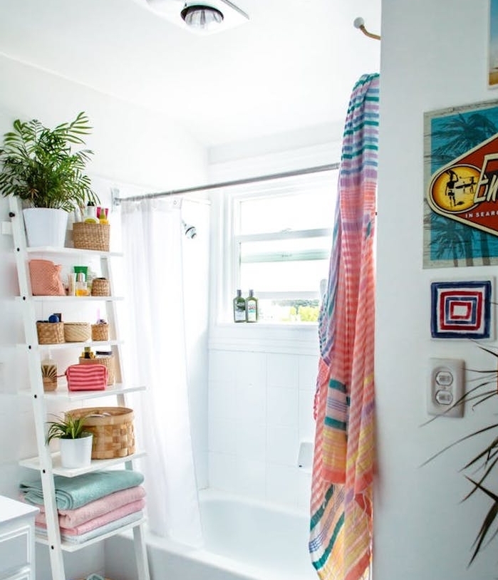 deco petite salle de bain avec baignoire et rideau de douche, échelle décorative avec des pots de plantes et paniers, accents colorés