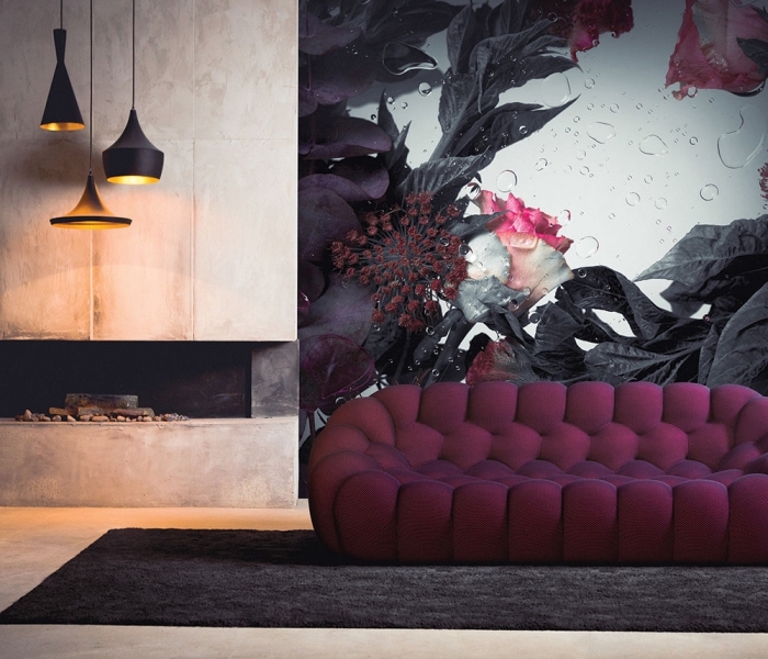 modèle de tapisserie murale à design fleurs foncées avec gouttes d'eau à effet 3D, déco de salon avec canapé violet et tapis noir