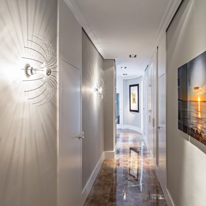 design luxueux de couloir moderne aux murs gris et blanc avec éclairage de plafond led et peinture digitale