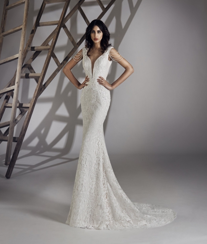 modèle spectaculaire de robe de cérémonie femme pour mariage longue avec manches courtes en perles blanches et dentelle florale