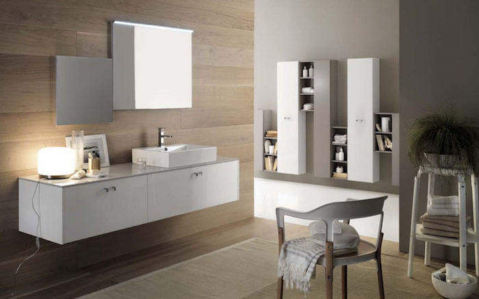 salle de bain ouverte avec mur beige imitation parquet bois, peinture murale gris clair et foncé pour salle de bain