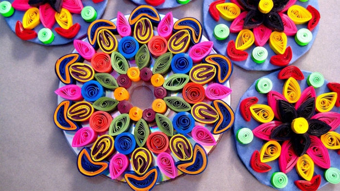 mandalas en papier cercles concentriques en plusieirs couleurs diverses
