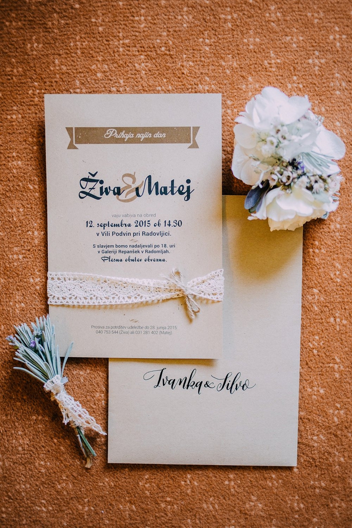 un modèle de faire part mariage vintage avec une simple bannière et l'information sur la cérémonie dessous, agrémenté d'un détail dentelle 