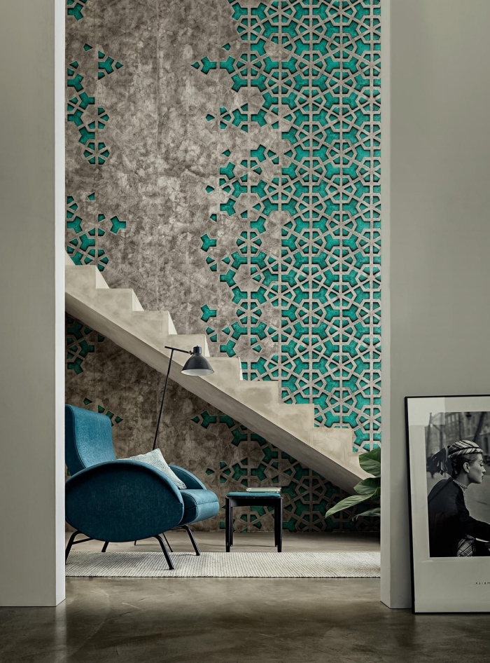 aménagement de couloir et salon aux murs gris avec déco pan de mur en papier peint industriel à motifs turquoise et gris clair