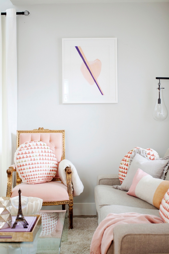 déco de salon aux murs blancs avec fauteuil baroque en rose et or, modèle de canapé gris avec coussins décoratifs