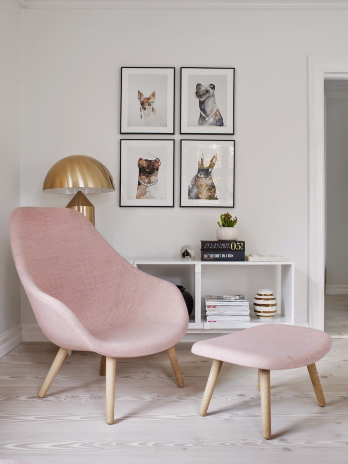 meubles pour une chambre rose pale avec objets décoratifs en blanc et gris, modèle de fauteuil rose pastel combiné avec lampe dorée