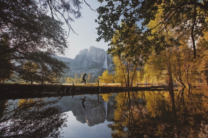 wallpaper fond d écran au bord d'un lac, paysage avec arbres à feuillage doré et vue vers les rochers et chute d'eau