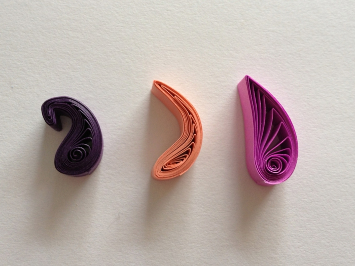 faire des formes à partir des rouleaux de papier en couleurs différentes