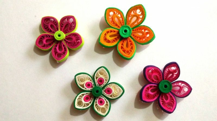 comment créer des fleurs quilling avec papier, pétales multicolores