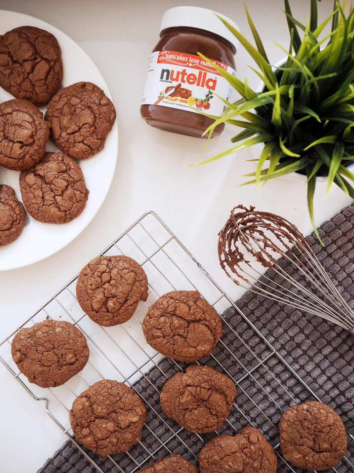 célébrez la journée mondiale de nutella avec une recette ultra facile et rapide de cookies nutella craquelés fourrés à la pâte de noisettes