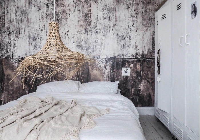 idée comment aménager une chambre à coucher relaxante avec papier peint pas cher de style industriel et lustre en paille
