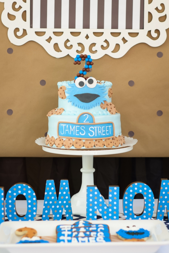 anniversaire sur thème rue sésame avec un buffet sucré et un gateau d'anniversaire personnalisé sur le thème monstre des biscuits