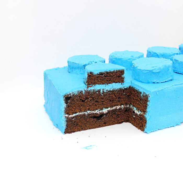 recette de gateau d'anniversaire facile et original en forme de brique lego recouvert de glaçage bleu