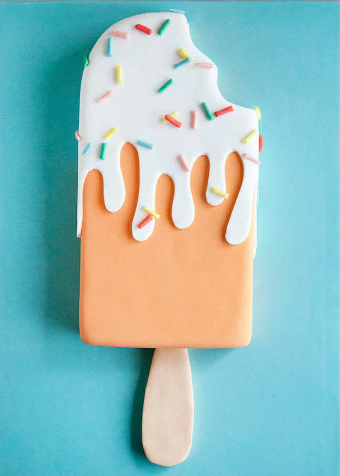 idée gateau anniversaire facile découpé en forme de bâtonnet de glace et décoré d'une façon originale avec de la pâte à sucre