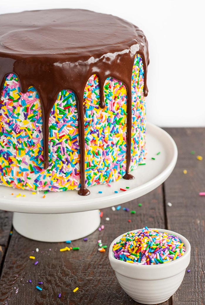 recette de gateau d'anniversaire facile au glaçage coulant au chocolat et aux confettis multicolores