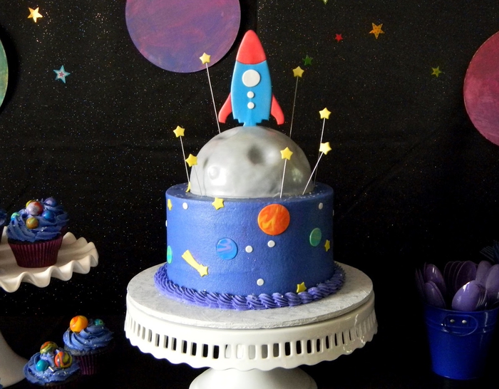 idée gateau anniversaire original sur thème espace pour votre petit cosmonaute, décoration de gâteau espace recouvert de pâte à sucre bleue et grise 
